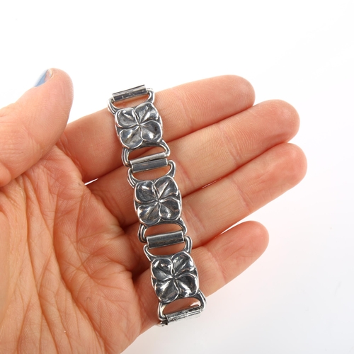 1418 - BORGE AXEL MEYER - an Art Nouveau Danish silver 4-leaf clover panel bracelet, length 19cm, 23g