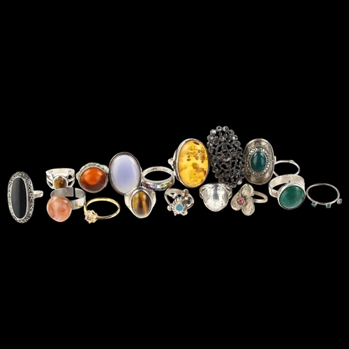 1443 - Various rings, including silver, amber, tigers eye etc