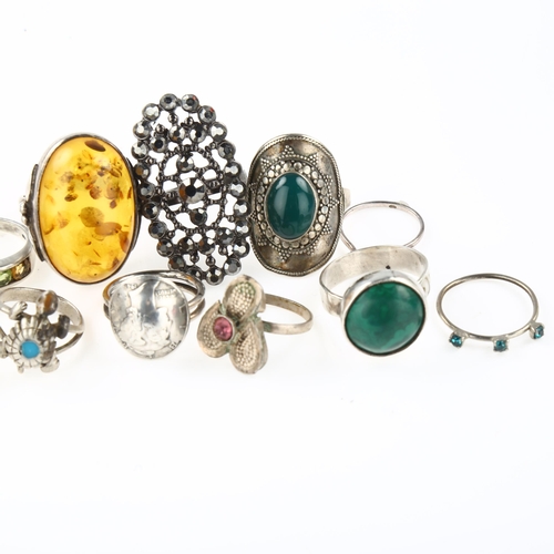 1443 - Various rings, including silver, amber, tigers eye etc