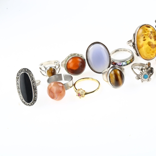 1443 - Various rings, including silver, amber, tigers eye etc