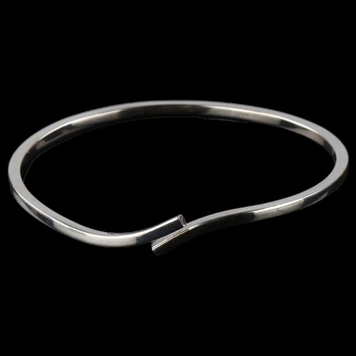 1479 - MICHAEL KARVANY - a Danish modernist sterling silver crossover bangle, band width 2.8mm, internal ci... 