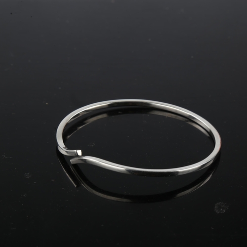 1479 - MICHAEL KARVANY - a Danish modernist sterling silver crossover bangle, band width 2.8mm, internal ci... 