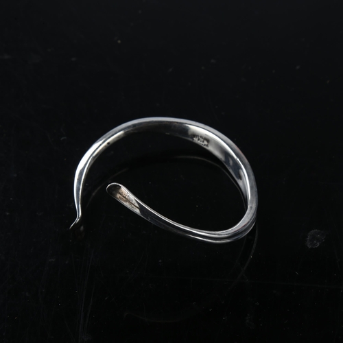 1480 - RUDOLF ANDRESEN - a Danish sterling silver plain form torque bangle, band width 8.2mm, internal circ... 