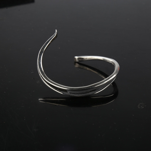 1480 - RUDOLF ANDRESEN - a Danish sterling silver plain form torque bangle, band width 8.2mm, internal circ... 