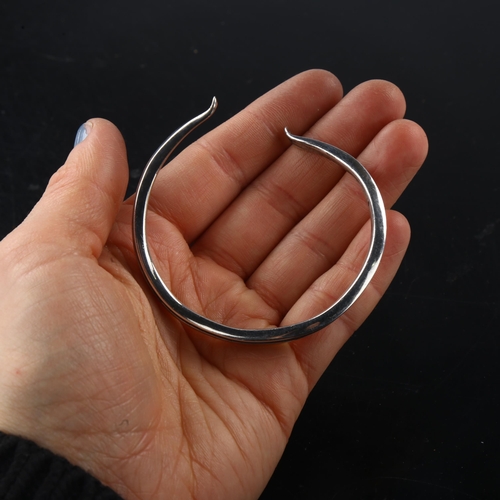 1480 - RUDOLF ANDRESEN - a Danish sterling silver plain form torque bangle, band width 8.2mm, internal circ... 