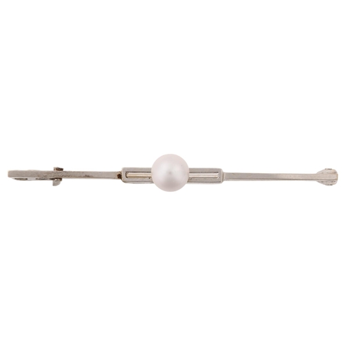 1367 - A mid-20th century 9ct white gold whole freshwater Scottish mussel pearl bar brooch, hallmarks Chest... 