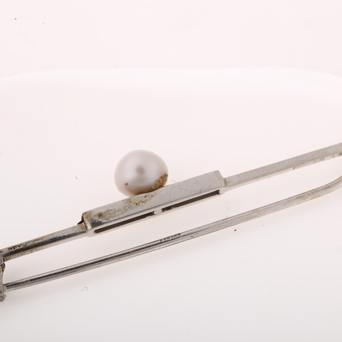 1367 - A mid-20th century 9ct white gold whole freshwater Scottish mussel pearl bar brooch, hallmarks Chest... 