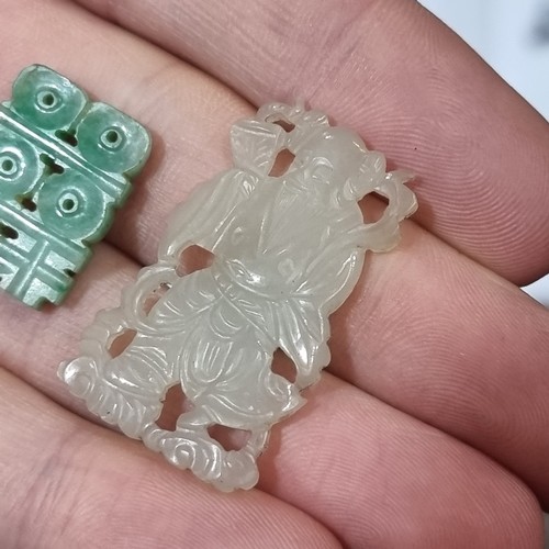 186 - 2 Chinese jade pendants, longest 3.5cm