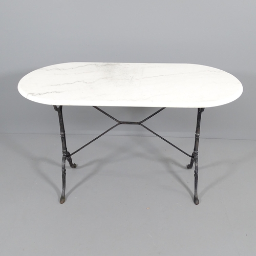 2050 - An oval marble-topped garden table on cast iron base. 120x73x59cm