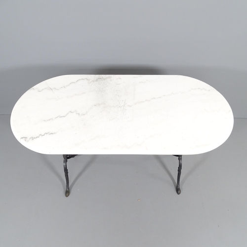 2050 - An oval marble-topped garden table on cast iron base. 120x73x59cm