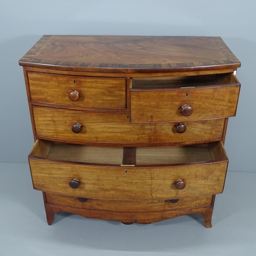 2059 - A Georgian crossbanded mahogany bow-front chest of two short and three long drawers. 106x107x56cm.