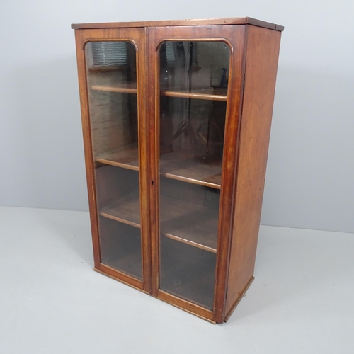 2153 - A Victorian mahogany 2 door bookcase with 3 adjustable shelves. 70x106x36cm.