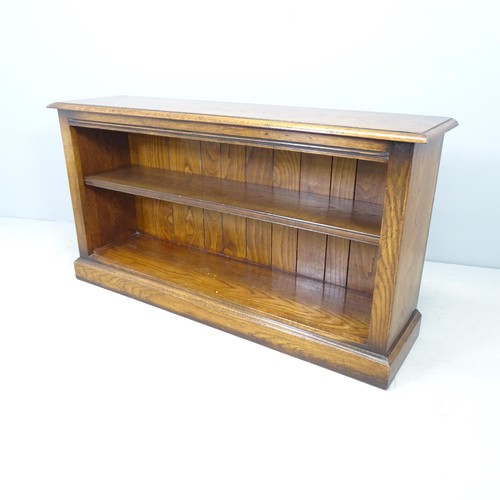 A modern oak open low bookcase with single adjustable shelf. 107x56x28cm