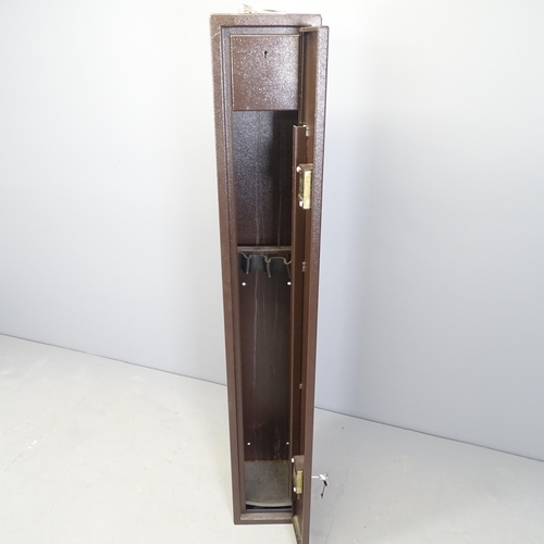 2547 - A painted metal lockable gun cabinet for four guns, with separate ammunition compartment. With keys.... 