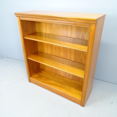 2565 - A mid-century teak open bookcase, with two adjustable shelves. 92x101x33cm.