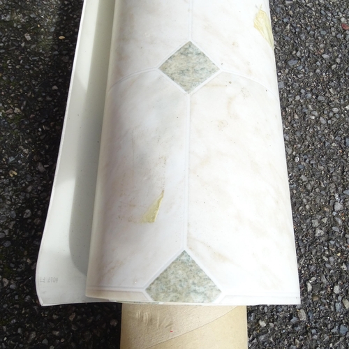 2583 - A roll of white marble effect lino. 520x302cm.