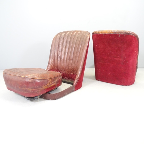 2600 - A pair of vintage red leather-upholstered car seats. Overall 56x70x75cm.