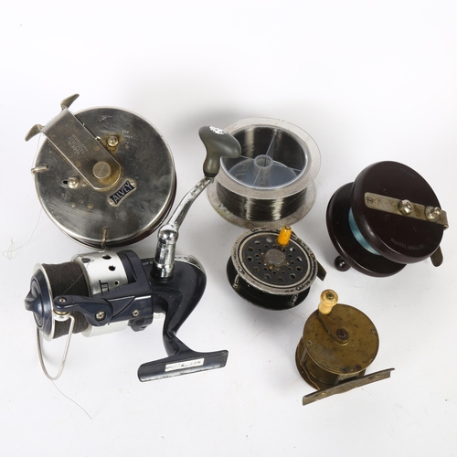 203 - A collection of fishing reels, to including an Alvey 525/C12/7 Bakelite reel, an Alcock aerialite Ba... 