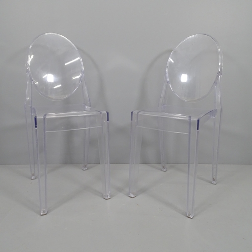 2202 - A pair of Louis Ghost style perspex stacking chairs in the manner of Philip Starck