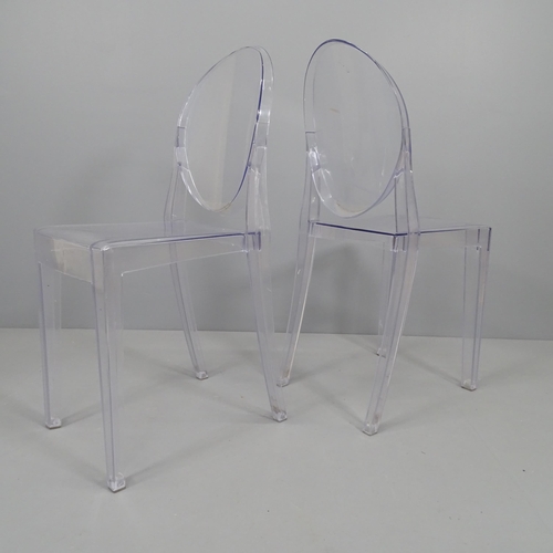 2202 - A pair of Louis Ghost style perspex stacking chairs in the manner of Philip Starck