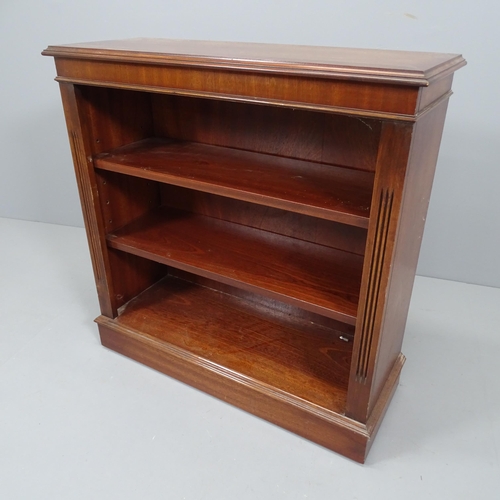 2228 - An early 20th century crossbanded mahogany and satinwood strung open bookcase, with two adjustable s... 