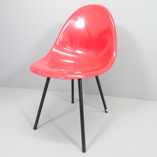 2232 - A mid-century fibreglass shell chair.