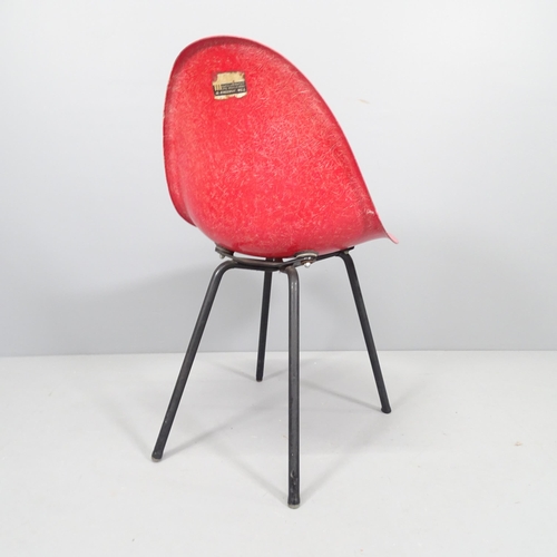 2232 - A mid-century fibreglass shell chair.