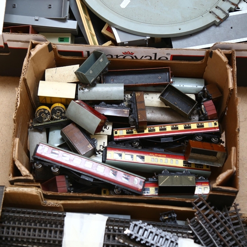 772 - A quantity of Vintage OO gauge train track, and various associated accessories, including platforms ... 