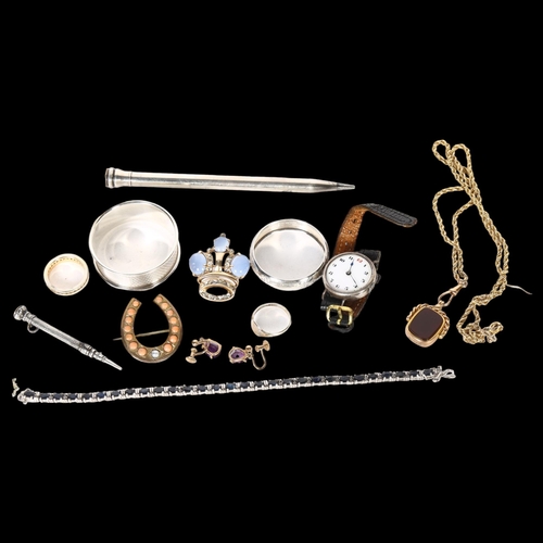 1022 - A group of gold and silver jewellery, including a 9ct gold and bloodstone set swivel fob on 9ct gold... 