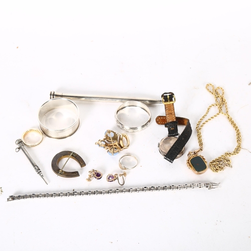 1022 - A group of gold and silver jewellery, including a 9ct gold and bloodstone set swivel fob on 9ct gold... 