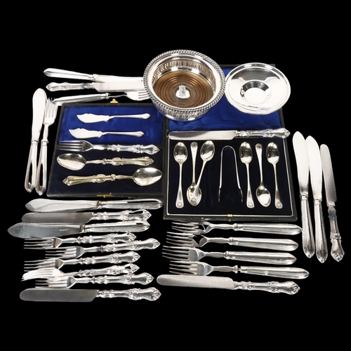 907 - A set of 6 silver-handled dessert knives and forks, silver plated fish knives and forks for 6 people... 