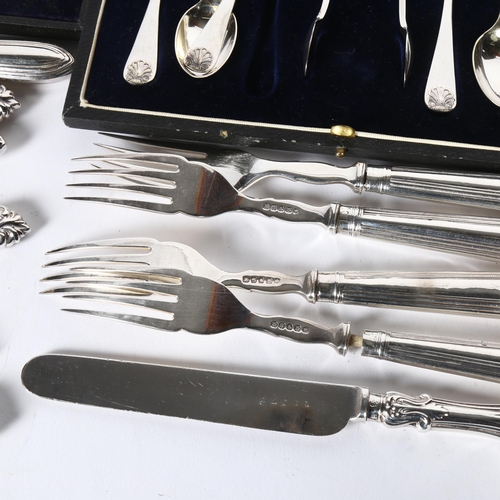 907 - A set of 6 silver-handled dessert knives and forks, silver plated fish knives and forks for 6 people... 