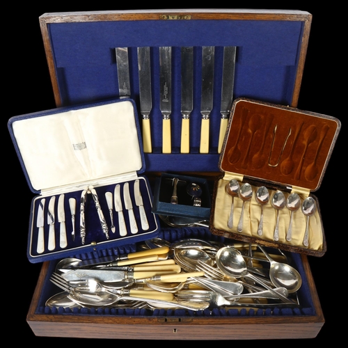 909 - A quantity of mixed silver plated cutlery, including Old English and Fiddle pattern, a cased dessert... 