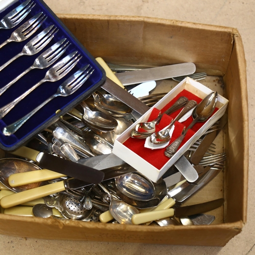 942 - A large quantity of mixed plated cutlery, 2 cased sets of cutlery etc (boxful)