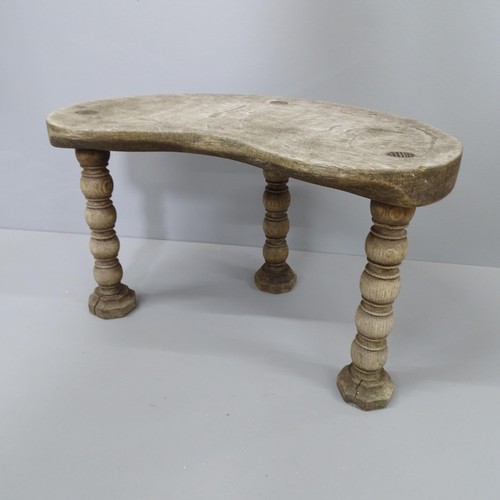 2326 - An antique French beech milking stool with turned legs. 45x27x30cm