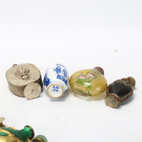 175 - A group of Chinese snuff bottles