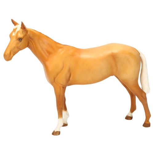 39 - BESWICK - Palomino horse, height 20cm, length 25cm