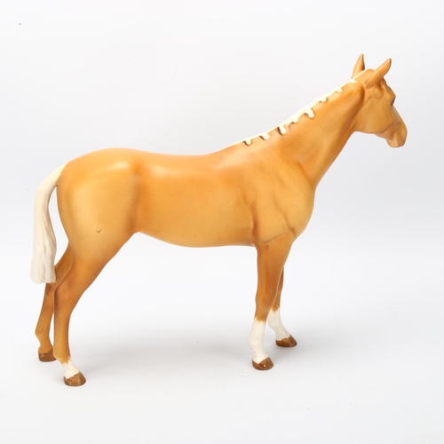 39 - BESWICK - Palomino horse, height 20cm, length 25cm