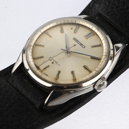 1051 - SEIKO - a stainless steel mechanical wristwatch, silvered dial with baton hour markers and sweep cen... 