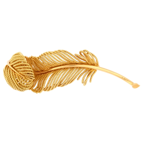 1139 - A late 20th century Continental 18ct gold feather brooch, 3-dimensionally designed with rope twist w... 