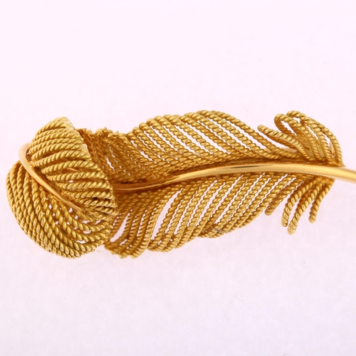 1139 - A late 20th century Continental 18ct gold feather brooch, 3-dimensionally designed with rope twist w... 