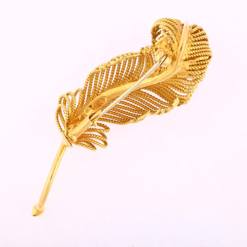 1139 - A late 20th century Continental 18ct gold feather brooch, 3-dimensionally designed with rope twist w... 