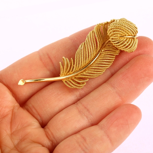 1139 - A late 20th century Continental 18ct gold feather brooch, 3-dimensionally designed with rope twist w... 