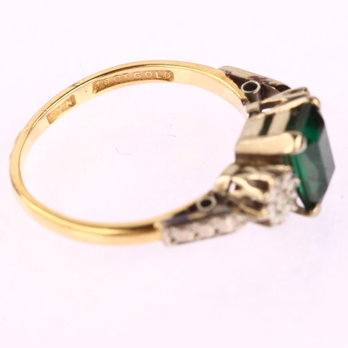 1141 - An 18ct gold three stone verneuil synthetic green spinel and diamond ring, set with rectangular step... 