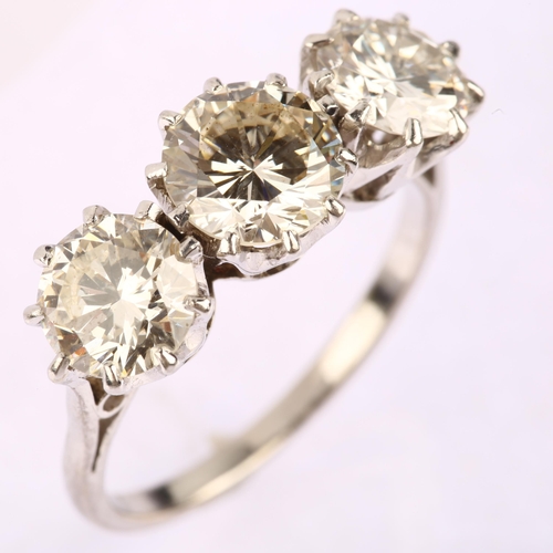 1146 - A three stone diamond ring, claw set with modern round brilliant-cut diamonds, total diamond content... 