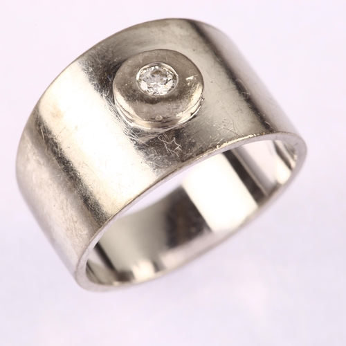 1192 - A modernist solitaire diamond band ring, unmarked white metal settings with modern round brilliant-c... 