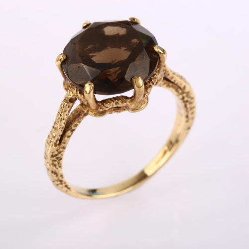 1221 - A late 20th century 9ct gold smoky quartz dress ring, set with round-cut quartz with textured should... 