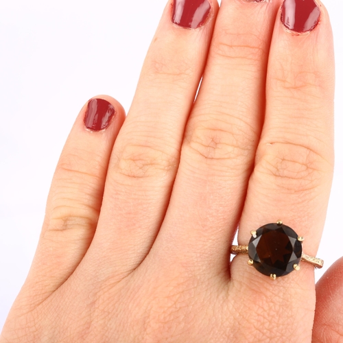 1221 - A late 20th century 9ct gold smoky quartz dress ring, set with round-cut quartz with textured should... 