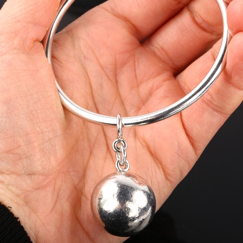 1305 - BOGH - a Danish modernist sterling silver ball and chain bangle, ball diameter 22.2mm, internal circ... 