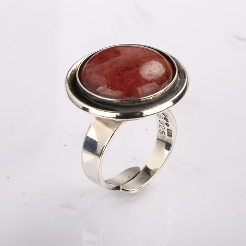 1324 - KARL ERIK PALMBERG for ALTON - a Swedish modernist sterling silver rhodochrosite ring, 1973, setting... 